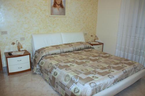 マテーラにあるCasa Vacanze Da Nicoのベッドルーム1室(ベッド1台、ナイトスタンド2台付)