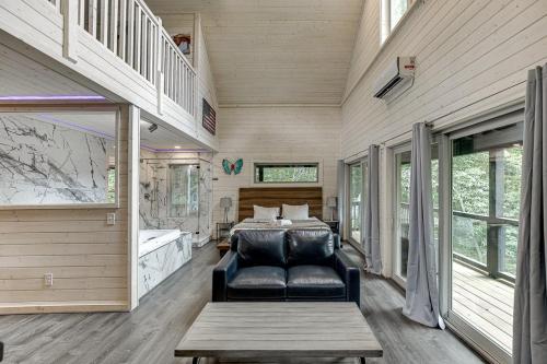 Posezení v ubytování Pinnacle Suite Treehouse Near Helen, Georgia