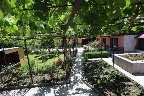 Un jardín fuera de Hotel Tsiskari