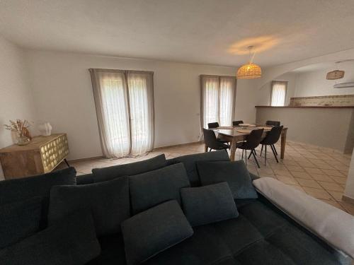 un salon avec un canapé et une table dans l'établissement Grande villa à 15 min des plages, à Porto-Vecchio