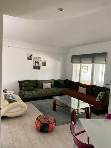 a living room with a couch and a table at Splendide appartement calme et spacieux in Tangier