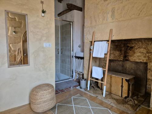 Ένα μπάνιο στο LE PRESBYTERE