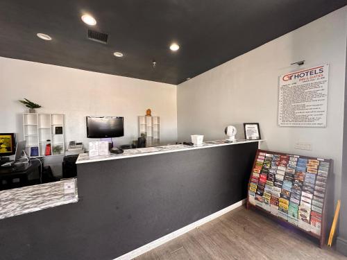 Μια τηλεόραση ή/και κέντρο ψυχαγωγίας στο G T Hotels Inn & Suites Extended Stay