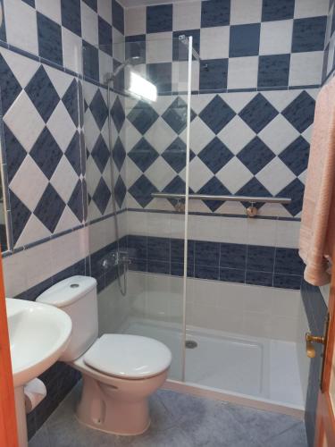 ein Badezimmer mit Toilette, Badewanne und Waschbecken in der Unterkunft Bungalows Maspalomas in Maspalomas