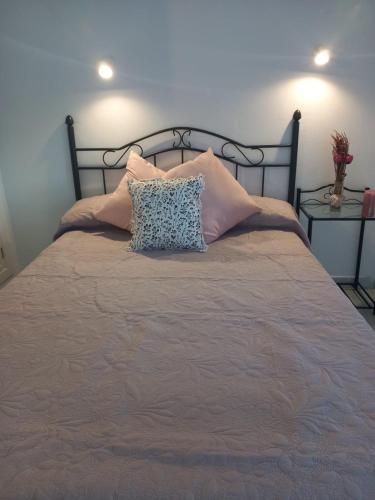 ein Bett mit zwei Kissen darauf in der Unterkunft Bungalows Maspalomas in Maspalomas