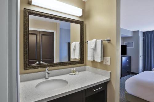 Ванная комната в Staybridge Suites - Benton Harbor-St. Joseph by IHG