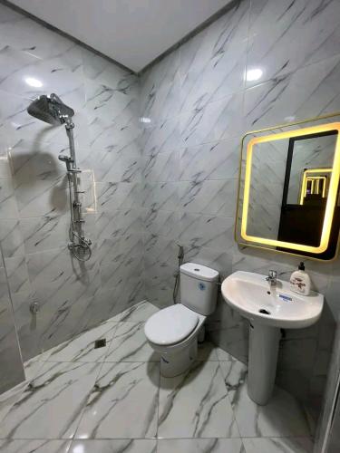 een badkamer met toilet en wastafel bij مارتيل حي احريق in Martil