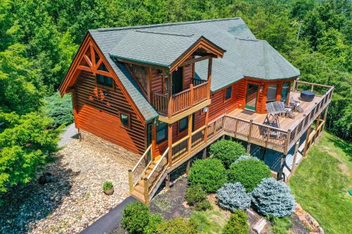een uitzicht op een groot houten huis bij Pinnacle View Lodge by Stony Brook Cabins in Gatlinburg