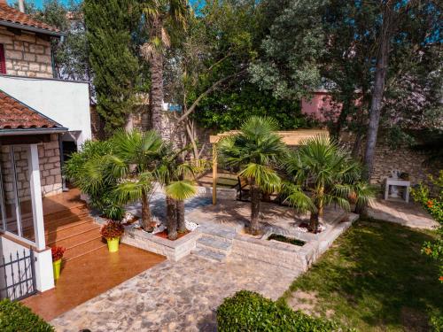 Κήπος έξω από το Vila Regi