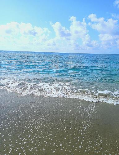 a beach with the ocean and the waves at Casa Giulia - 4 minuti a piedi dal mare in Varazze