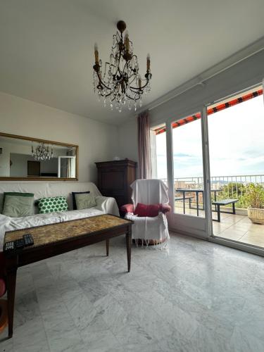 - un salon avec un canapé et un lustre dans l'établissement T4 avec Terrasse et Garage Privé, à Toulon