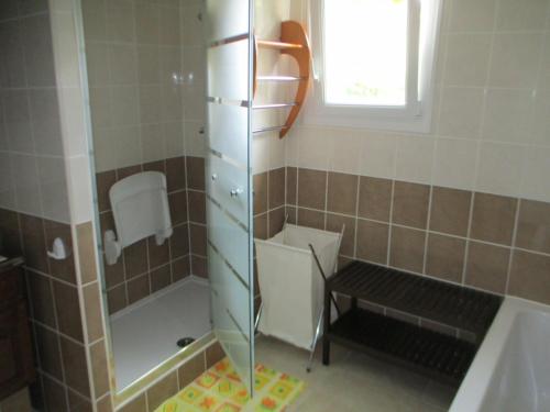 La salle de bains est pourvue d'une douche et d'un banc. dans l'établissement Maison Des Levriers met zwemvijver en airco in Katharenland, à Luc-sur-Aude