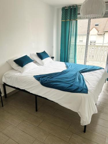 un grand lit dans une chambre avec une fenêtre dans l'établissement F2 56m2 - Arena Gd Paris - Parc des expositions Villepinte - Aéroport Paris CDG, à Villepinte