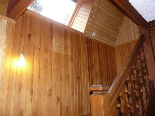 un mur en bois avec un escalier dans une maison dans l'établissement Chalet, à Bolquère-Pyrénées 2000