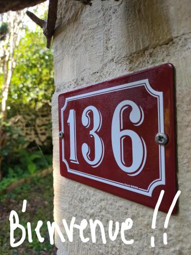 un numéro de maison sur le côté d'un mur dans l'établissement Gîte de vacances Sud de la France, à Cuzac