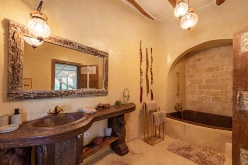 Bilik mandi di Villa SeaRender - A luxury Swahili-style home
