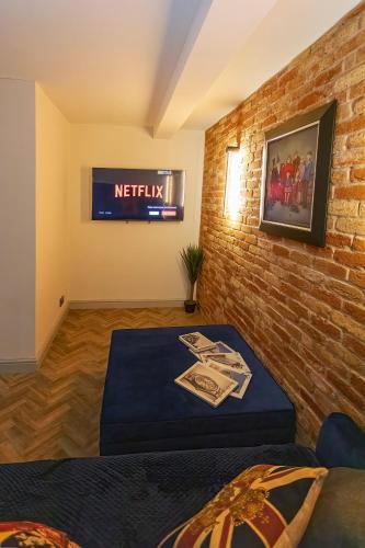 a room with a bed and a brick wall at Stunning Ashbourne Town Centre Cottage near Alton Towers Peak District Derbyshire in Ashbourne