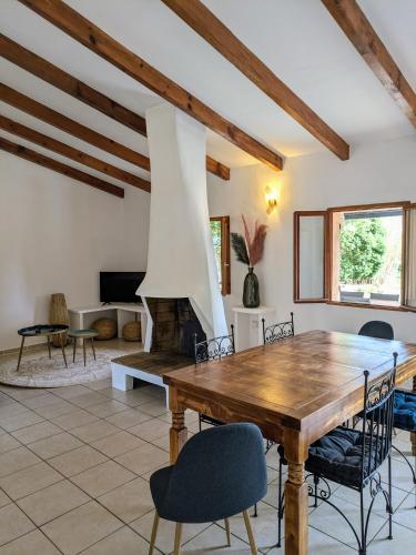 - un salon avec une table en bois et une cheminée dans l'établissement Maison de campagne, à Bonifacio