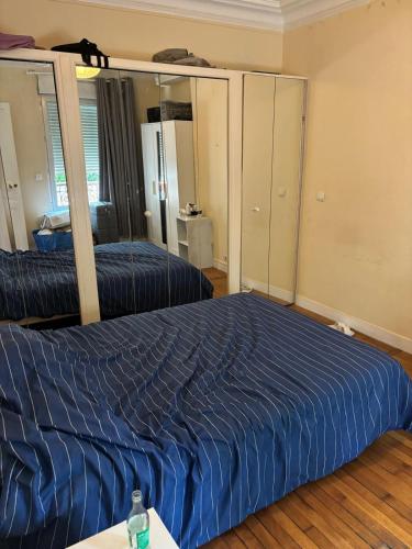 une chambre avec un lit et un grand miroir dans l'établissement Monteleone Appart, à Paris