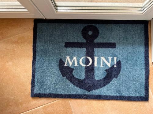 a blue rug with an anchor and the word mom at Hochwertige Traumferienwohnung Fehmarn - Neue Tiefe Nähe Südstrand in Fehmarn
