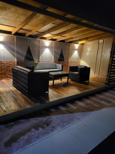 Posezení v ubytování Stylish Modern Studio Apartment Banana Island Ikoyi