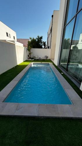 une piscine dans l'arrière-cour d'une maison dans l'établissement Maison moderne proche plages, à Saleilles