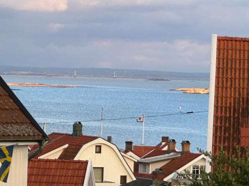 a view of the ocean from the roofs of buildings at Sommarlägenhet nära Smögenbryggan in Smögen