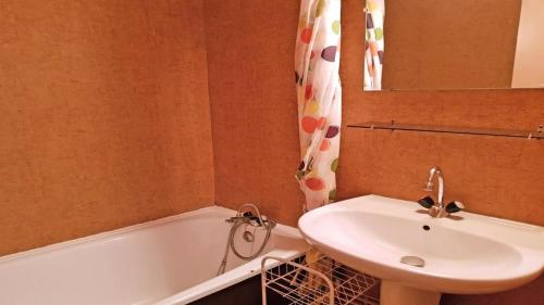 une salle de bain avec un lavabo et une baignoire dans l'établissement Résidence Pendine 2 - P2107 - Grand studio - 5 personnes - Front de neige MAE-2524, à Les Prés