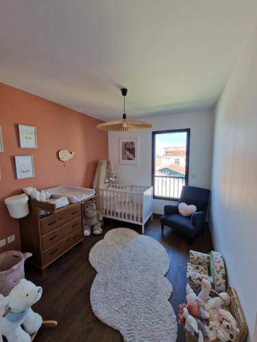 - une chambre bébé avec un lit bébé et une chaise haute dans l'établissement 100m2 avec terrasse et garage, à Bordeaux