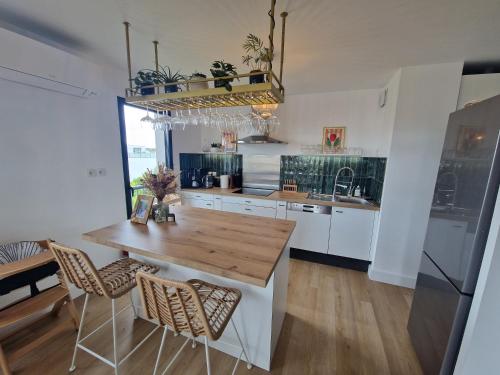 une cuisine avec une table et des chaises en bois dans l'établissement 100m2 avec terrasse et garage, à Bordeaux