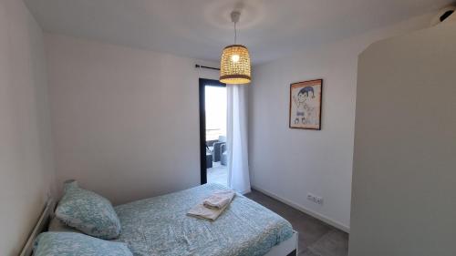 Postel nebo postele na pokoji v ubytování Villa en résidence à Sotta vue panoramique sur Porto-Vecchio !