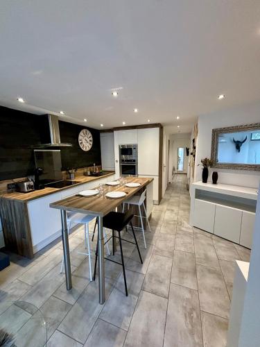 une cuisine avec une table et des chaises dans une pièce dans l'établissement Vue lac et terrasse superbe Appartement cosy 4 pers, au Grau-du-Roi