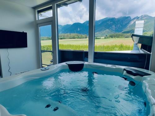 a jacuzzi tub with a view of the mountains at Penthouse am Golfplatz, Nähe RedBull Ring in Trofaiach