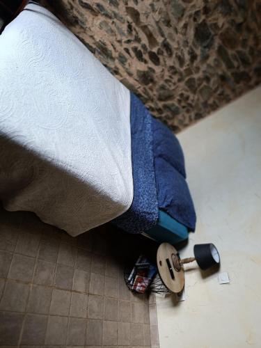 un lit posé sur le sol avec une petite voiture en dessous dans l'établissement Petit studio avec piscine, à Dussac