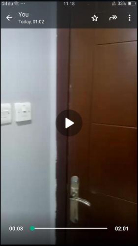 ドバイにあるEmirates Apartments Room Capsulesのドアのある部屋のスクリーンショット