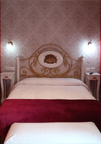 a bedroom with a large bed with a white bedspread at Nuevo Hotel Sydney in Suances
