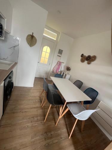 une salle à manger avec une table et des chaises dans l'établissement Appartement 2 chambres proche plage , centre ville , phare, à Berck-sur-Mer
