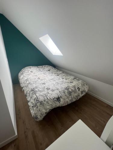 - un lit dans l'angle de la chambre dans l'établissement Appartement 2 chambres proche plage , centre ville , phare, à Berck-sur-Mer