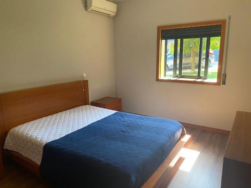 ein Schlafzimmer mit einem Bett und einem Fenster in der Unterkunft A Quinta do Presidente 