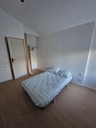 une chambre avec un lit au milieu d'une pièce dans l'établissement Maison chaleureuse et élégante, à La Roche-sur-Yon