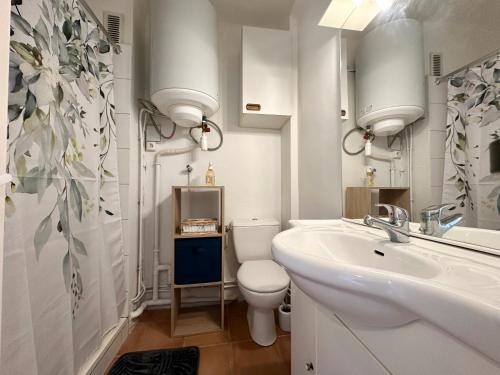 une salle de bain blanche avec des toilettes et un lavabo dans l'établissement Appartement avec terrasse Proche Cassis, à Carnoux-en-Provence