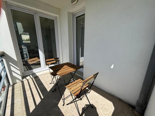 un patio avec deux chaises et une table sur un balcon dans l'établissement T2 La Rochelle 500m Vieux-Port avec parking, à La Rochelle