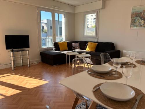 un salon avec un canapé et une table dans l'établissement T2 La Rochelle 500m Vieux-Port avec parking, à La Rochelle
