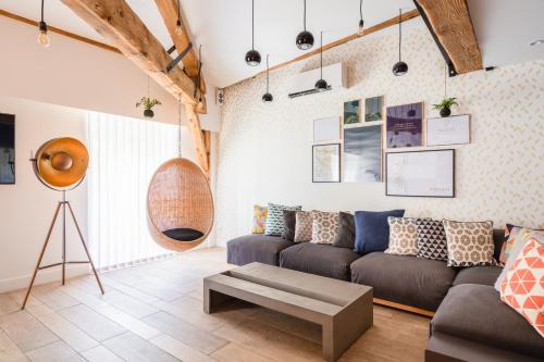 un salon avec un canapé et une table dans l'établissement MOHOM - Berges du Rhône, à Lyon
