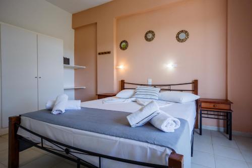 a bedroom with a bed with towels on it at Kyprianos in Keri