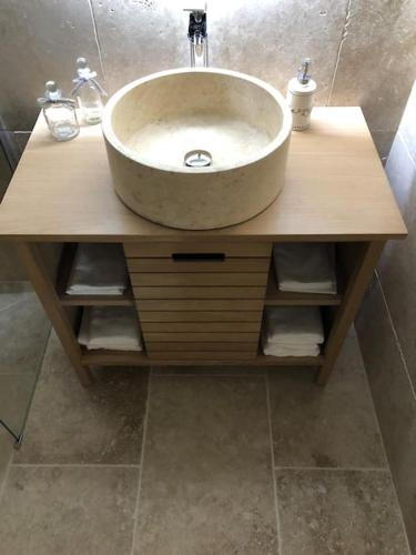 La salle de bains est pourvue d'un lavabo et d'un comptoir avec évier. dans l'établissement Cosy apartment close to beach, great views & pool, à LʼÉglise