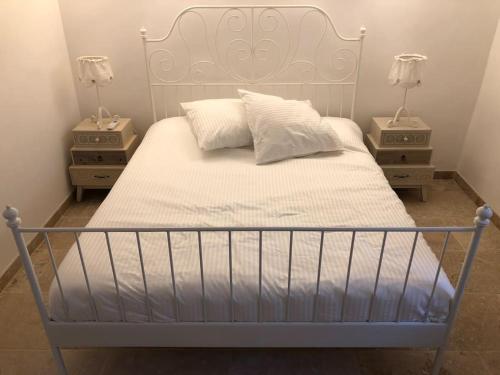 - une chambre avec un lit et 2 tables de chevet dans l'établissement Cosy apartment close to beach, great views & pool, à LʼÉglise