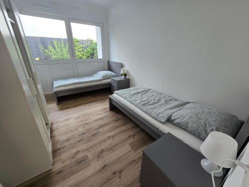 Un dormitorio pequeño con una cama y una ventana. en Westwind, en Steinfeld
