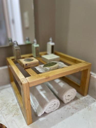 a wooden shelf with towels and a sink in a bathroom at AVE SUITES CAMPESTRES Jalpan de Serra in Cunas