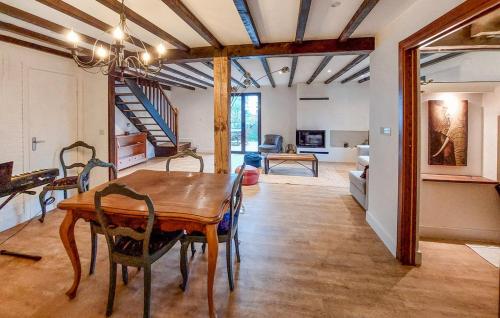 une salle à manger avec une table et un salon dans l'établissement Belle maison côte basque, à Hendaye